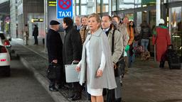 Johanna Welser (Jutta Speidel) wird am Taxistand stehen gelassen.