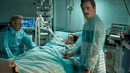 Johannes (Johannes Zirner, li.) und Felix (Hannes Wegener, re.) besuchen ihre schwerverletzte Schwester Fanny (Martina Ebm) im Krankenhaus.