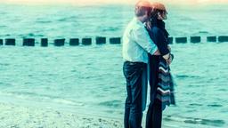 Johannes (Christoph Grunert) und Helen (Charlotte Munck) am Meer.