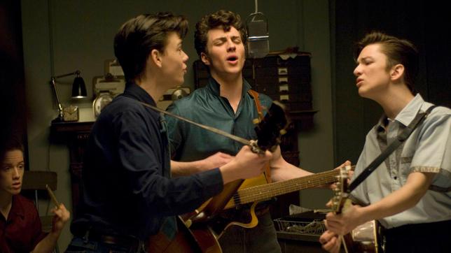 Bild: ARD Degeto/Weinstein John (Aaron Johnson, Mitte) und seine Bandkollegen Paul (Thomas Brodie-Sangster, li.) und George (Sam Bell, re.) geben alles.