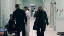 Jon Hoffmann (Rainer Bock) holt im Krankenhaus Informationen über den Gesundheitszustand von Imre Laszlo ein.