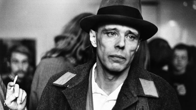 Bild: SWR/Zero one Joseph Beuys und die sogenannten Besetzer warten im Sekretariat auf Vertreter des Wissenschaftsministeriums, Staatliche Kunstakademie Düsseldorf, 10.10.1972.
