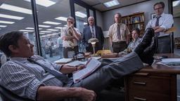 Journalistischer Sprengstoff: Chefredakteur Ben Bradlee (Tom Hanks, li.) und seine Redakteure haben die Pentagon Papers in der Hand.