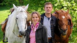 Jovana (Simone Hanselmann) und Finn (Jens Atzorn) kommen von einem wunderschönen Ausritt zurück.