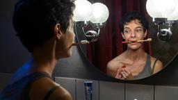 Judika (Sarah Hostettler) versorgt ihre Wunde.