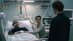 Jule Kronberg (Friederike Becht, re) möchte von dem kranken Imre Laszlo (David Bowles) und seiner Frau Judith (Veronika Bellavá) Antworten.