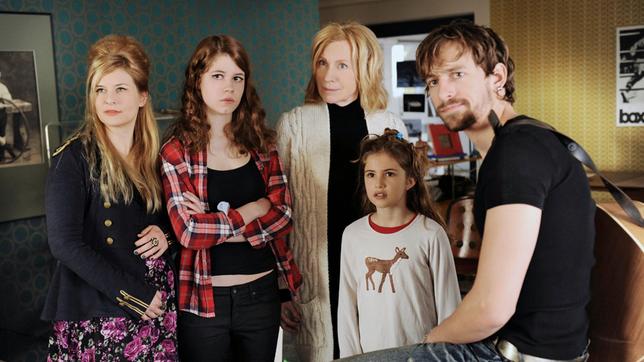 Julia (Birte Hanusrichter, li.) gehört zusammen mit Dennis (Benedikt Blaskovic, re.), Paulette (Luise Aschenbrenner, 2 .v. li.), Lina (Laura Kirsch) und Großmutter Gitta (Maren Kroymann) zur schrecklich netten Patchwork-Familie.