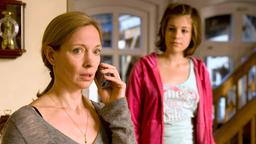 Julia (Minna Markert, re.) ist überrascht, dass ihre Mutter Karina (Katja Weitzenböck) telefonisch ein Bewerbungsgespräch mit einem großen Uhrenfabrikaten verabredet.