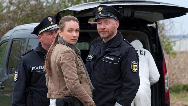 Bild: NDR/Oliver Feist/Degeto Julia Thiel (Lisa Maria Potthoff;li) und Holm Brendel (Rainer Sellien;re) sehen am Tatort auch Karin.