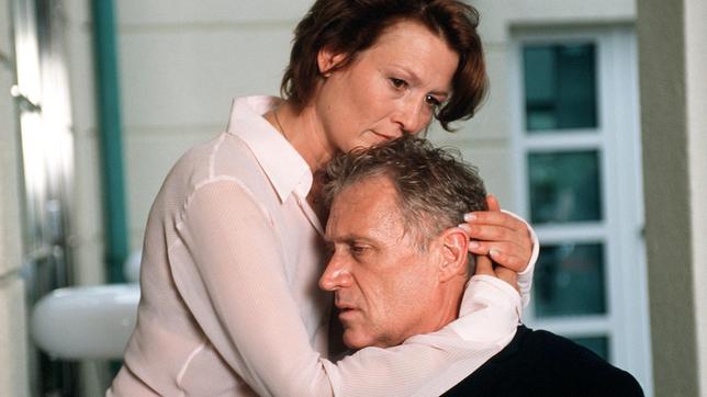 Julia (Suzanne von Borsody) versucht, ihren todkranken Mann Arthur (Robert Atzorn) zu trösten.