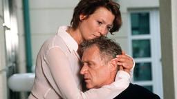 Julia (Suzanne von Borsody) versucht, ihren todkranken Mann Arthur (Robert Atzorn) zu trösten.