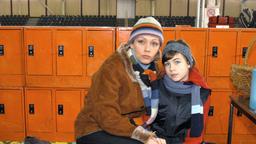 Julia (Roxanne Borski) versucht ihrer Mutter Judith (Jennifer Nitsch, li.) zu erklären, weshalb Helena mit ihren Kindern fluchtartig die Eissporthalle verlässt.