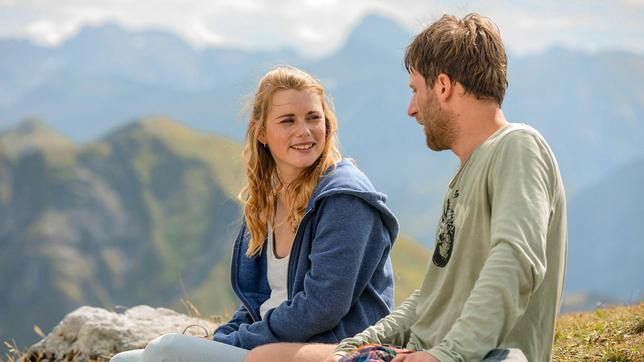 Bild: ARD Degeto/Tom Trambow Julia (Anna Hausburg) wartet darauf, dass Frederik (Merlin Leonhardt) endlich die Initiative ergreift.