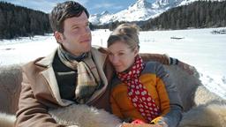 Juliane (Lisa Martinek) macht mit dem schweizerischen Arzt Jean (Tim Bergmann) eine romantische Schlittenfahrt.