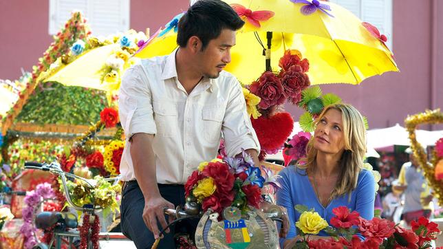 Juliane (Ursula Karven) und Mohan (Steve Yap) finden einander sympathisch.