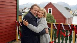 Kaare (Jan-Gregor Kremp) ist schließlich doch bereit, seiner Frau Hanne (Jutta Speidel) zu verzeihen.