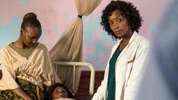 Kampf gegen den Krebs: Michelle Soto (Bonnie Mbuli, re.) mit der schwerkranken Kaia (Tshego Molapisane) und ihrer Mutter (Kgaugelo Madisha).