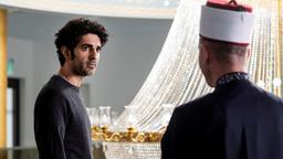Kann ein Baby zwei Religionen angehören? Faraz (Reza Brojerdi, li.) informiert sich beim Imam (Resmi Likay).