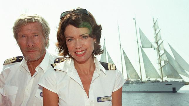 Kapitän Bernd Jensen (Horst Janson) und seine neue Cruisedirektorin Saskia (Gerit Kling).