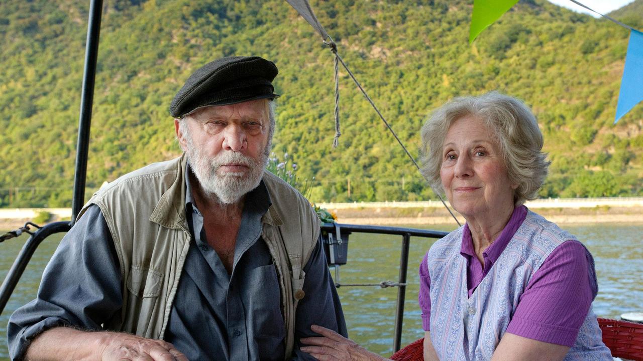 Kapitän Rainer Wenserit (Heinz Baumann) und seine Frau Maria (Bibiana Zeller) sind ihr ganzes Leben lang gemeinsam den Rhein hinauf- und hinuntergefahren.