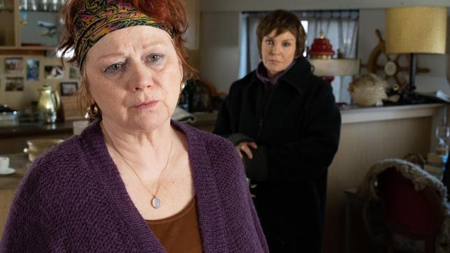 Bild: NDR/Alexander Fischerkoesen Karin (Katrin Sass) fühlt Eva (Imogen Kogge) auf den Zahn.