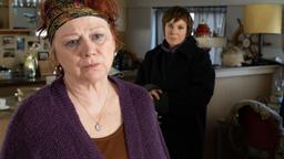 Karin (Katrin Sass) fühlt Eva (Imogen Kogge) auf den Zahn.