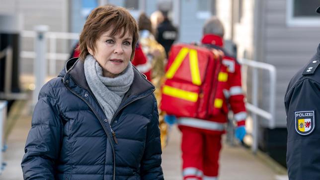 Bild: NDR/Oliver Feist Karin Lossow (Katrin Sass) schaut sich am Tatort um