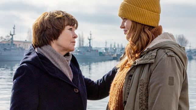 Karin Lossow (Katrin Sass) spricht mit Lara Scherer (Lilly Charlotte Dreesen) über die Festnahme ihres Vaters.