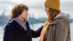 Karin Lossow (Katrin Sass) spricht mit Lara Scherer (Lilly Charlotte Dreesen) über die Festnahme ihres Vaters.