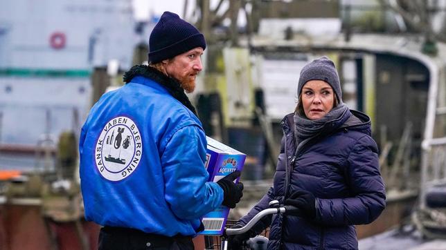 Bild: NDR/ARD Degeto/Oliver Feist Karin Lossow (Katrin Sass) will Morten (Joen Højerslev) mit einer Kiste Schnaps milde stimmen.