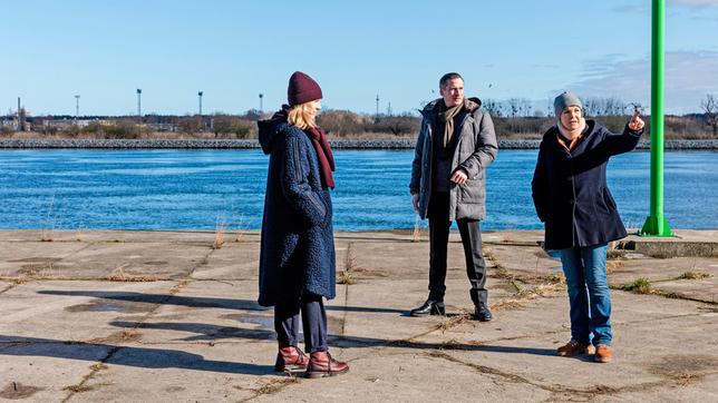 Bild: NDR/ARD Degeto/Maor Waisburd Karin Lossow (Katrin Sass) zeigt Kommissar Rainer Witt (Till Firit) und Ex-Kollegin Ellen Norgaard (Rikke Lylloff) den Parkplatz in Polen.