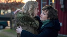 Karin (Katrin Sass) tröstet Freundin Ellen (Rikke Lylloff)