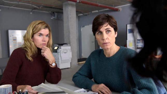 Bild: ARD Degeto/Christiane Pausch Karin (Anke Engelke, li.) und Rommy (Nina Kunzendorf) machen als investigative Journalistinnen weiter, wer den Preis für günstig gebauten Wohnraum im boomenden Berlin bezahlt: illegale Arbeitsmigranten, die sklavenähnlich auf Baustellen ausgebeutet werden.