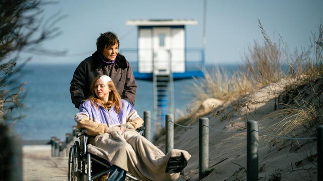 Bild: NDR/Alexander Fischerkoesen Karin (Katrin Sass) und Saskia (Lillli Fichtner) freunden sich an.