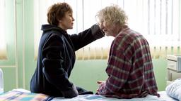 Karin (Katrin Sass) will Ulf (Christian Steyer) helfen.
