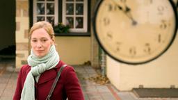 Karina (Katja Weitzenböck) denkt an die schönen Momente und würde gerne die Zeit zurückdrehen.