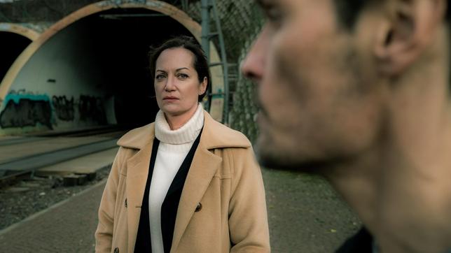 Bild: ARD Degeto/Roland Suso Richter Karla (Natalia Wörner) misstraut Stokr (Stipe Erceg).