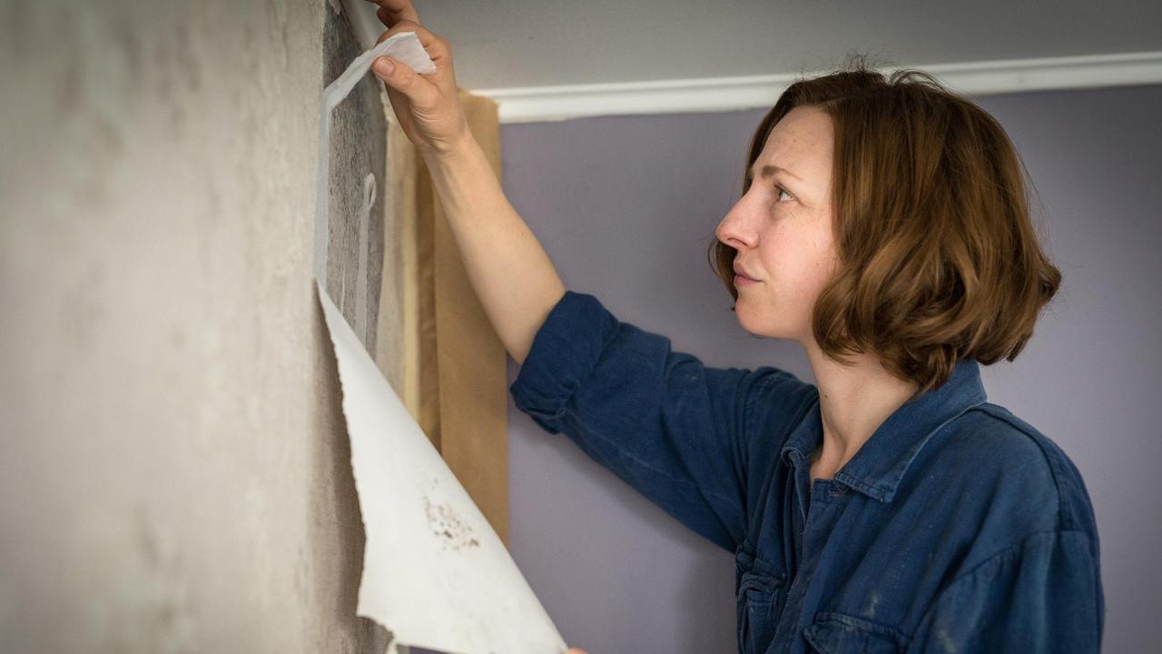 Karla (Katharina Schüttler) muss zuhause bei der Renovierung mitanpacken.