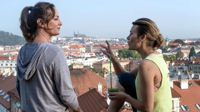Bild: ARD Degeto/Roland Suso Richter Karla (Natalia Wörner) plaudert mit ihrer Freundin Margo (Jeanne Tremsal, re.).