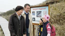 Karla (Gila von Weitershausen) stellt Markus (Krystian Martinek) ihre beiden Enkelkinder Jule (Mathilde Bundschuh) und Max (Timon Straka) vor.