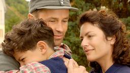 Karlheinz (Timothy Peach) ist endlich aus dem Krieg zurück und begrüßt seinen kleinen Sohn Peter (Julian Deiback Schädlich) und seine Frau Eva (Christine Neubauer).
