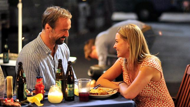 Bild: ARD Degeto/Oliver Feist Karlheinz (Hannes Jaenicke) verbringt einen netten Abend mit Wanda (Karolina Lodyga).