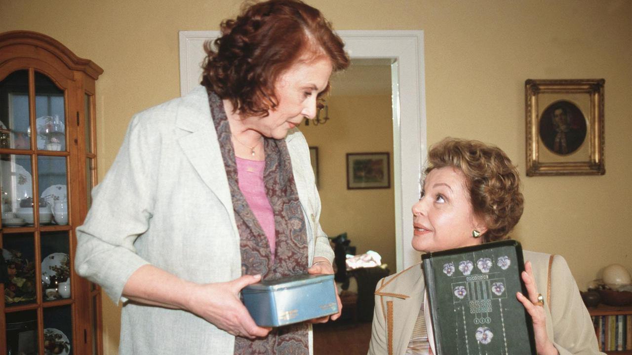 Kassensturz vor der grossen Erlebnis-Kur: Barbara (Ursula Karusseit, li.) und ihre beste Freundin Hanne (Nadja Tiller).