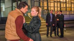 Kathrin (Johanna Christine Gehlen) fürchtet den Büroklatsch, wenn ihre Beziehung zu Andi (Tobias Licht) bekannt wird.
