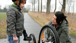 Katja (Christine Neubauer) hilft ihrem Sohn Tobias (Ludwig Skuras), sein Fahrrad wieder in Gang zu bringen - danach verschwindet er spurlos.