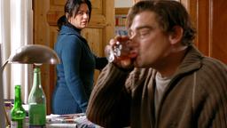 Katja (Christine Neubauer) kann nicht mehr mit ansehen, wie ihr Freund Jürgen (Martin Feifel) seine Verzweiflung in Alkohol ertränkt.