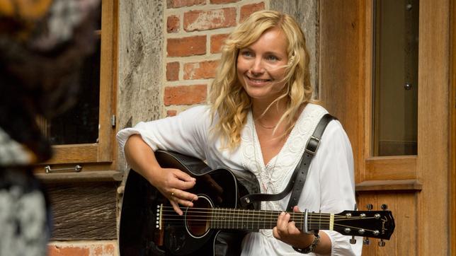 Katja (Nadja Uhl) singt ein Abschiedslied für ihre Tochter Leonie.