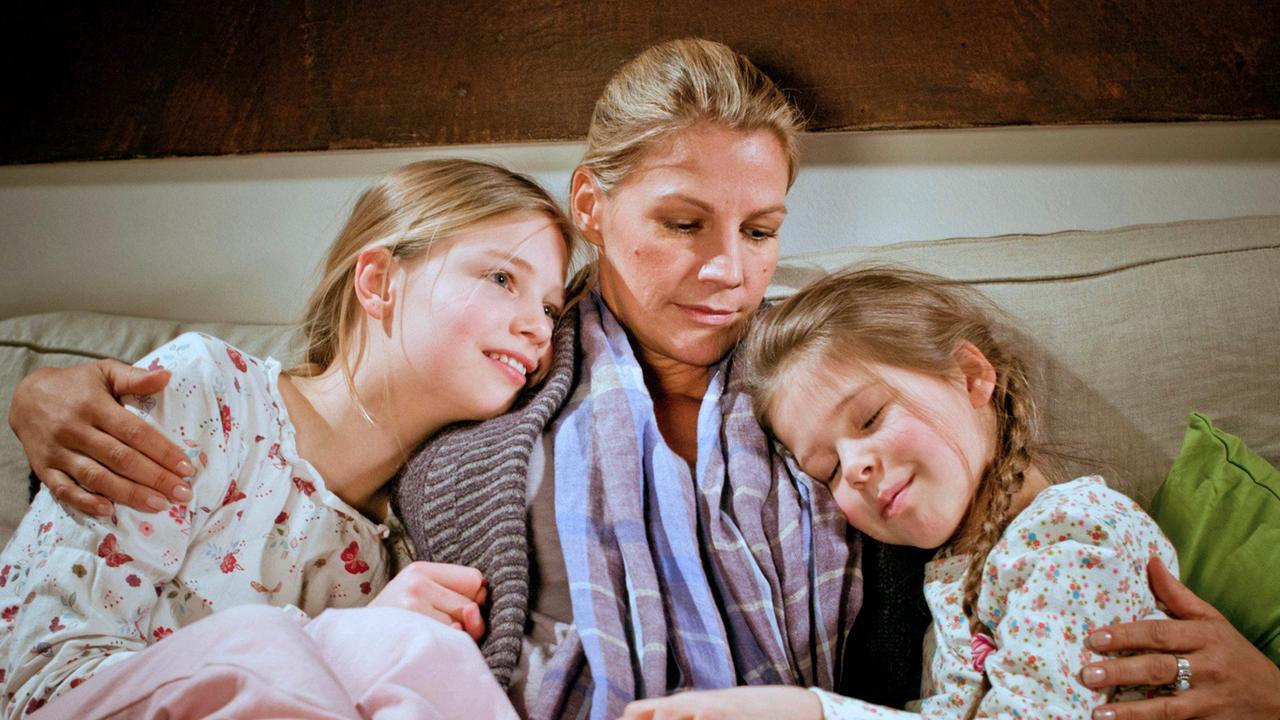 Katja (Sophie Schütt) will nur das Beste für ihre Töchter Sophie (Hanna Höppner, li) und Anna (Monique Schröder).