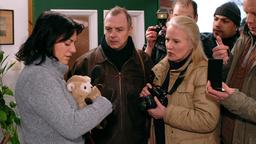 Katja (Christine Neubauer) wird von sensationslüsternen Reportern belagert.