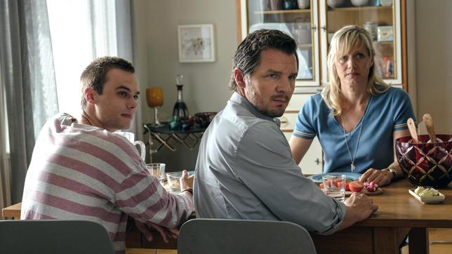 Bild: ARD Degeto/Marion von der Mehden Katrin (Anna Schudt) mit ihrem Mann Mark (Felix Klare) und ihrem Sohn Bastian (Tom Gronau, li.).
